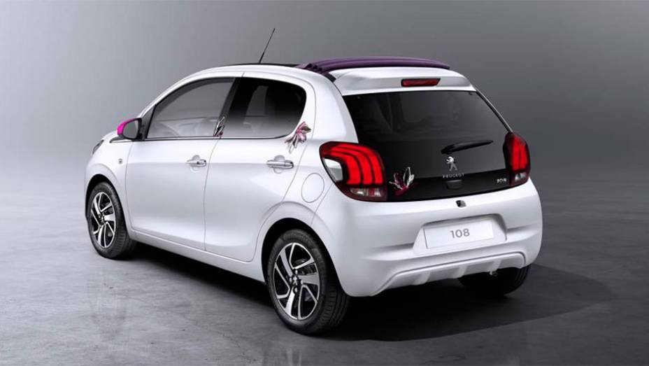 Modelo também será oferecido como conversível | <a href="https://quatrorodas.abril.com.br/noticias/saloes/genebra-2014/imagem-vazada-peugeot-revela-novo-108-773514.shtml" rel="migration">Leia mais</a>