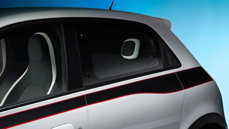 Detalhe da lateral do modelo | <a href="https://quatrorodas.abril.com.br/noticias/saloes/genebra-2014/renault-confirma-motorizacao-twingo-775341.shtml" rel="migration">Leia mais</a>