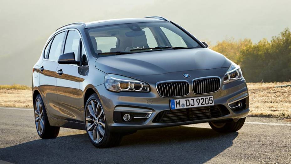 A BMW se antecipou ao Salão de Genebra e revelou nesta sexta-feira (14) a versão de produção do Série 2 Active Tourer | <a href="https://quatrorodas.abril.com.br/noticias/saloes/genebra-2014/bmw-mostra-serie-2-active-tourer-completo-773485.shtml" rel="migration">Leia mais</a>