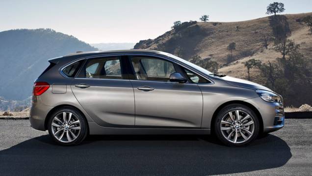 Trata-se de uma minivan dotada de tração dianteira que marca a entrada da marca alemã no segmento | <a href="https://quatrorodas.abril.com.br/noticias/saloes/genebra-2014/bmw-mostra-serie-2-active-tourer-completo-773485.shtml" rel="migration">Leia mais</a>