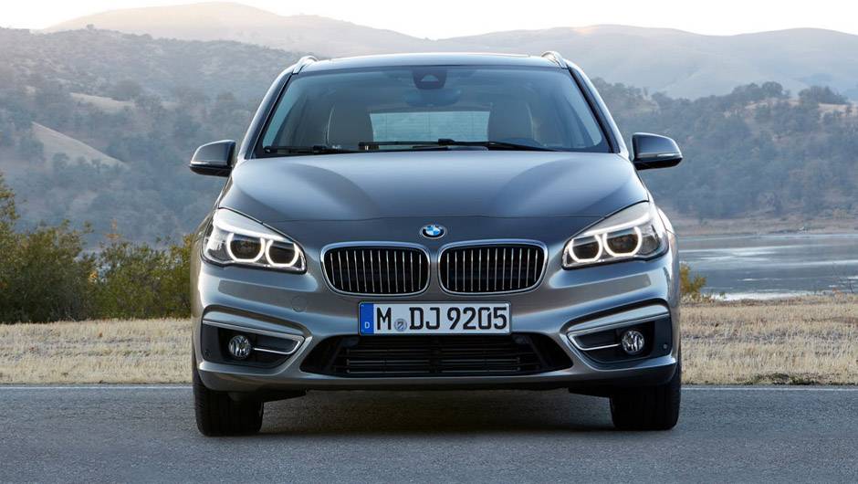 Num primeiro momento, tr&ecirc;s op&ccedil;&otilde;es de motoriza&ccedil;&atilde;o estar&atilde;o dispon&iacute;veis. A vers&atilde;o 218i tem bloco 1.5 turbo de tr&ecirc;s cilindros, oferecendo 134 cavalos de pot&ecirc;ncia | <a href="https://quatrorodas.abril.com.br/noticias/saloes/genebra-2014/bmw-mostra-serie-2-active" rel="migration"></a>