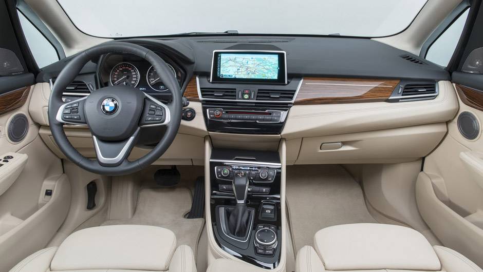Uma op&ccedil;&atilde;o a diesel tamb&eacute;m surge logo no momento de chegada do S&eacute;rie 2 Active Tourer ao mercado, com a vers&atilde;o 218d | <a href="https://quatrorodas.abril.com.br/noticias/saloes/genebra-2014/bmw-mostra-serie-2-active-tourer-completo-773485.shtml" rel="migration">Leia mais</a>