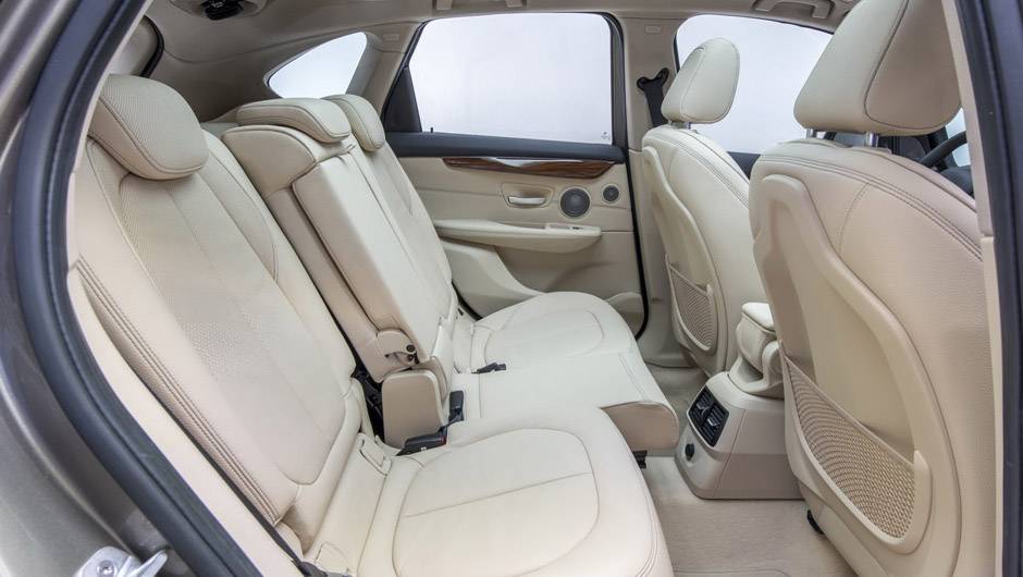 Futuramente, haver&aacute; outros motores dispon&iacute;veis, al&eacute;m de variantes com tra&ccedil;&atilde;o integral | <a href="https://quatrorodas.abril.com.br/noticias/saloes/genebra-2014/bmw-mostra-serie-2-active-tourer-completo-773485.shtml" rel="migration">Leia mais</a>