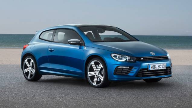 A Volkswagen revelou neste domingo (16) o renovado coupé Scirocco | <a href="https://quatrorodas.abril.com.br/noticias/saloes/genebra-2014/volkswagen-mostra-facelift-scirocco-773695.shtml" rel="migration">Leia mais</a>