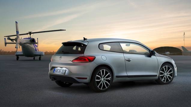 O modelo passou por facelift e algumas modificações técnicas | <a href="https://quatrorodas.abril.com.br/noticias/saloes/genebra-2014/volkswagen-mostra-facelift-scirocco-773695.shtml" rel="migration">Leia mais</a> O modelo passou por facelift e algumas modificações técnicas | <a href="https://quatrorodas.abril.com.br/noticias/saloes/genebra-2014/volkswagen-mostra-facelift-scirocco-773695.shtml" rel="migration">Leia mais</a>