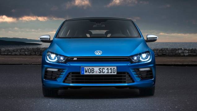 ...grade frontal, faróis de bi-xenônio e lanternas de LED | <a href="https://quatrorodas.abril.com.br/noticias/saloes/genebra-2014/volkswagen-mostra-facelift-scirocco-773695.shtml" rel="migration">Leia mais</a>