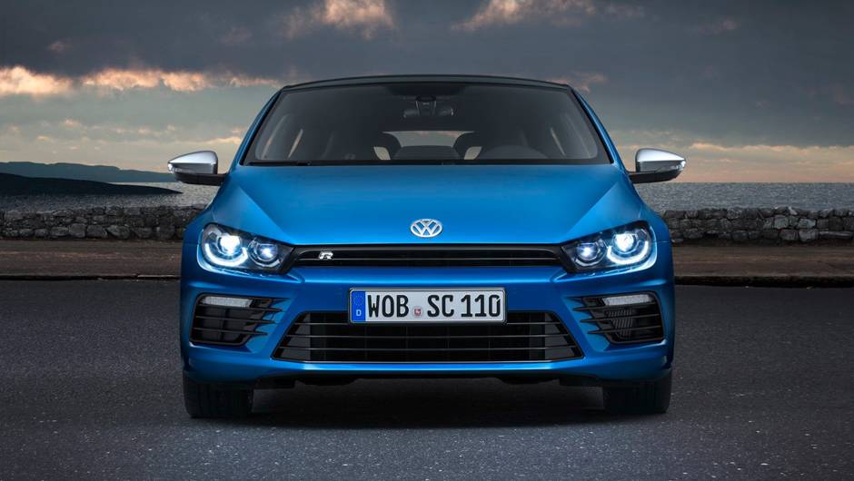 ...grade frontal, far&oacute;is de bi-xen&ocirc;nio e lanternas de LED | <a href="https://quatrorodas.abril.com.br/noticias/saloes/genebra-2014/volkswagen-mostra-facelift-scirocco-773695.shtml" rel="migration">Leia mais</a>