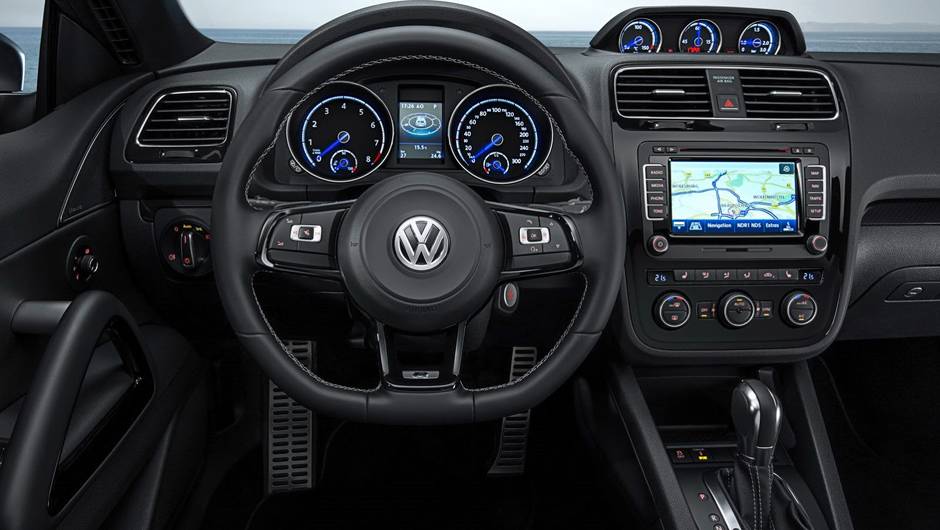 Quanto &agrave;s op&ccedil;&otilde;es de motoriza&ccedil;&atilde;o, o coup&eacute; passa a ter tr&ecirc;s blocos poss&iacute;veis, come&ccedil;ando com o 1.4 de inje&ccedil;&atilde;o direta | <a href="https://quatrorodas.abril.com.br/noticias/saloes/genebra-2014/volkswagen-mostra-facelift-scirocco-773695.shtml" rel="migration">Leia mais</a>