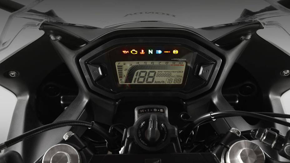 Painel digital da Honda CBR 500R | <a href="http://quatrorodas.abril.com.br/moto/noticias/honda-inicia-vendas-cbr-500r-brasil-773679.shtml" rel="migration">Leia mais</a>