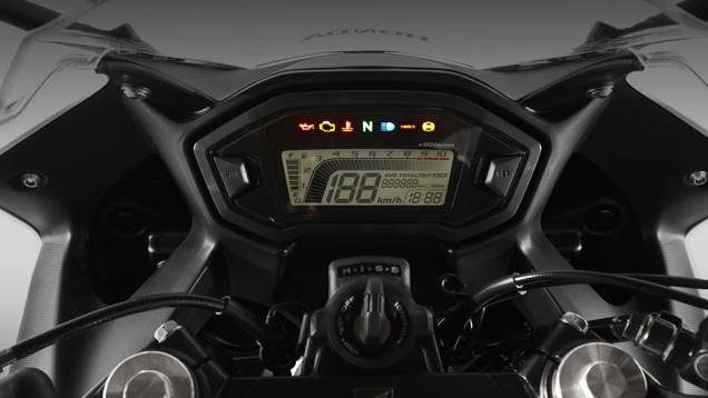 Painel digital da Honda CBR 500R | <a href="https://quatrorodas.abril.com.br/moto/noticias/honda-inicia-vendas-cbr-500r-brasil-773679.shtml" rel="migration">Leia mais</a>