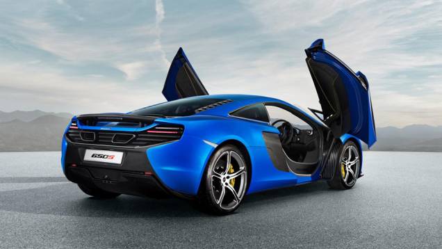 Ele mantém o coeficiente de arrasto do MP4-12C, mas, graças às modificações na carroceria, apresenta downforce 24% maior em velocidade de 150 milhas por hora (241 km/h) | <a href="https://quatrorodas.abril.com.br/noticias/saloes/genebra-2014/mclaren-oficia" rel="migration"></a>