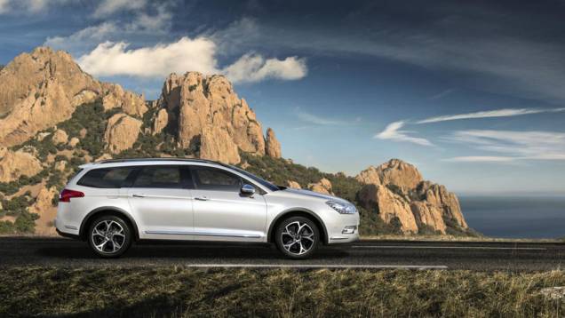 A perua já está disponível para pré-compra e tem preço inicial definido em 31.950 euros | <a href="https://quatrorodas.abril.com.br/noticias/saloes/genebra-2014/citroen-apresenta-c5-crosstourer-773771.shtml" rel="migration">Leia mais</a> A perua já está disponível para pré-compra e tem preço inicial definido em 31.950 euros | <a href="https://quatrorodas.abril.com.br/noticias/saloes/genebra-2014/citroen-apresenta-c5-crosstourer-773771.shtml" rel="migration">Leia mais</a>
