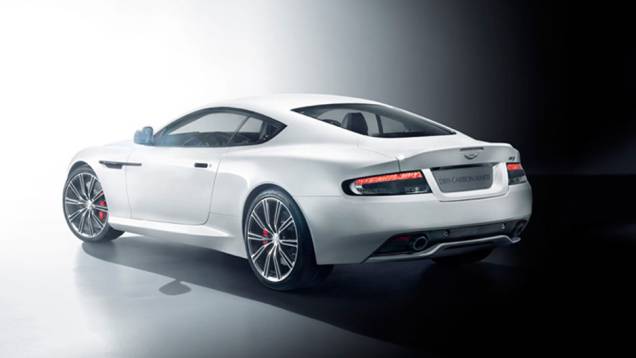 O DB9 Carbon White tem motor V12 de 6.0 litros e 517 cv | <a href="https://quatrorodas.abril.com.br/noticias/saloes/genebra-2014/aston-martin-levara-edicoes-especiais-vantage-db9-genebra-774029.shtml" rel="migration">Leia mais</a> O DB9 Carbon White tem motor V12 de 6.0 litros e 517 cv | <a href="https://quatrorodas.abril.com.br/noticias/saloes/genebra-2014/aston-martin-levara-edicoes-especiais-vantage-db9-genebra-774029.shtml" rel="migration">Leia mais</a>