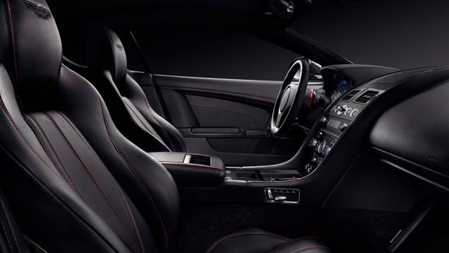 O modelo tem transmissão automática de seis velocidades, vai de 0-100 em 4,6s e velocidade máxima de 295km/h | <a href="https://quatrorodas.abril.com.br/noticias/saloes/genebra-2014/aston-martin-levara-edicoes-especiais-vantage-db9-genebra-774029.shtml" rel="migration">Le</a> O modelo tem transmissão automática de seis velocidades, vai de 0-100 em 4,6s e velocidade máxima de 295km/h | <a href="https://quatrorodas.abril.com.br/noticias/saloes/genebra-2014/aston-martin-levara-edicoes-especiais-vantage-db9-genebra-774029.shtml" rel="migration">Le</a>