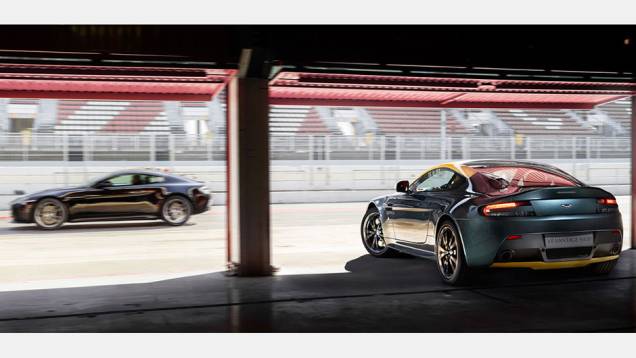 O Vantage tem opção de transmissão manual de seis marchas ou sequencial de sete velocidades | <a href="https://quatrorodas.abril.com.br/noticias/saloes/genebra-2014/aston-martin-levara-edicoes-especiais-vantage-db9-genebra-774029.shtml" rel="migration">Leia mais</a> O Vantage tem opção de transmissão manual de seis marchas ou sequencial de sete velocidades | <a href="https://quatrorodas.abril.com.br/noticias/saloes/genebra-2014/aston-martin-levara-edicoes-especiais-vantage-db9-genebra-774029.shtml" rel="migration">Leia mais</a>