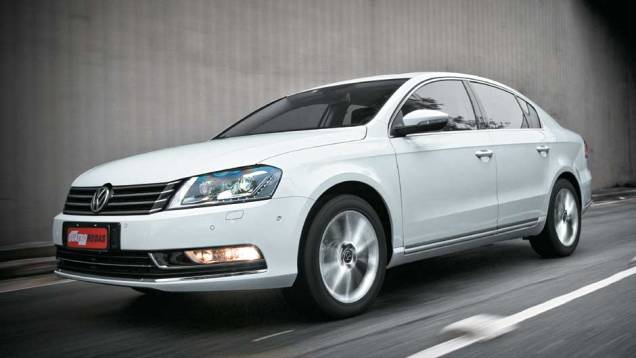 Volkswagen Passat foi o sexto modelo mais vendido no mundo em 2013, com 700.816 unidades | <a href="https://quatrorodas.abril.com.br/noticias/mercado/ford-focus-ocupa-primeiro-lugar-lista-carros-mais-vendidos-mundo-774188.shtml" rel="migration">Leia mais</a>