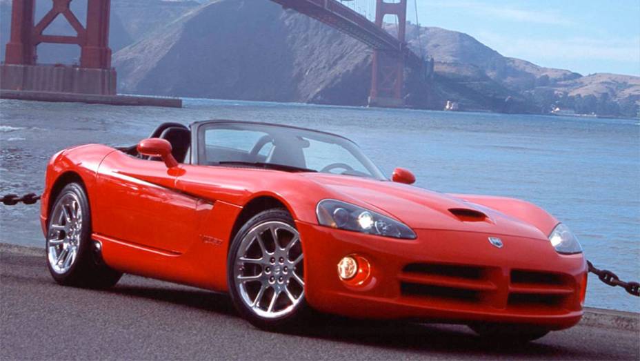 Viper: Se desde os anos 60 a Dodge se escora na esportividade, foi sempre com derivados de modelos médios ou menores da linha. Até o Viper surgir em 1992 com o estrondo de seu V10