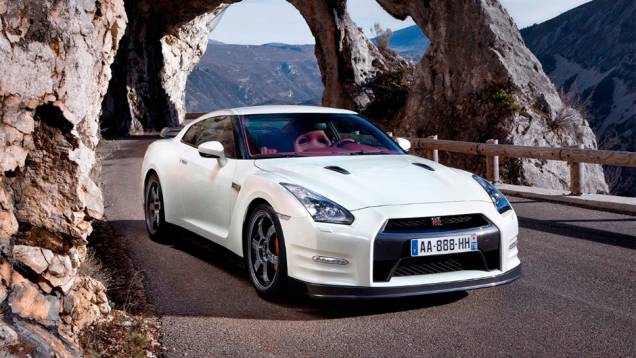 Nissan GT-R: Sucessor do Skyline GT-R, ele deu um passo bem além do Z em 2007. Seu V6 de 530 cv o colocou em condições de enfrentar Porsche 911, Corvette e Audi R8