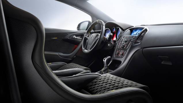 Assim, são 100 kg a menos na comparação com o Astra OPC convencional | <a href="https://quatrorodas.abril.com.br/noticias/saloes/genebra-2014/opel-mostra-astra-opc-extreme-detalhes-774644.shtml" rel="migration">Leia mais</a> Assim, são 100 kg a menos na comparação com o Astra OPC convencional | <a href="https://quatrorodas.abril.com.br/noticias/saloes/genebra-2014/opel-mostra-astra-opc-extreme-detalhes-774644.shtml" rel="migration">Leia mais</a>