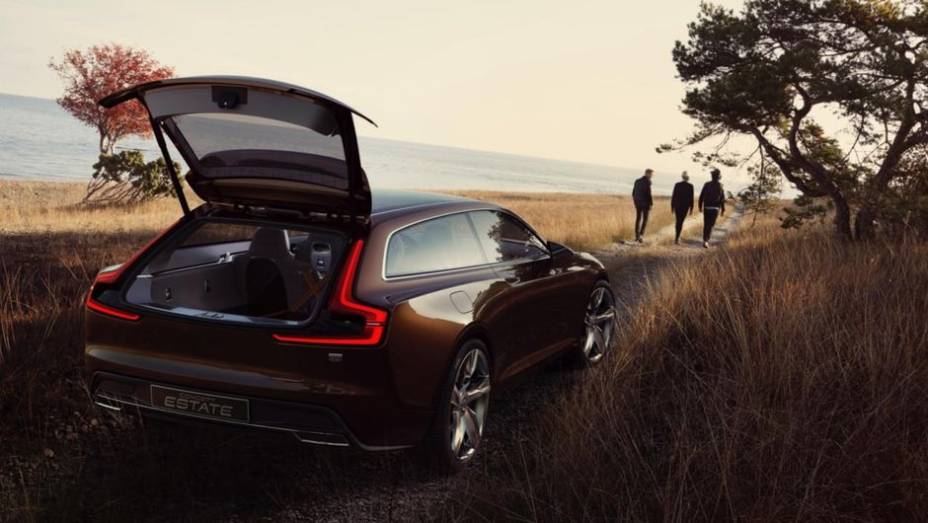 O belo design lembra o Concept Coupe, que foi mostrado no Salão de Frankfurt | <a href="https://quatrorodas.abril.com.br/noticias/saloes/genebra-2014/vazam-imagens-volvo-concept-estate-774704.shtml" rel="migration">Leia mais</a>