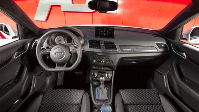 Detalhe do interior do modelo | <a href="https://quatrorodas.abril.com.br/noticias/saloes/genebra-2014/abt-sportsline-levara-audi-rs-q3-genebra-774947.shtml" rel="migration">Leia mais</a>