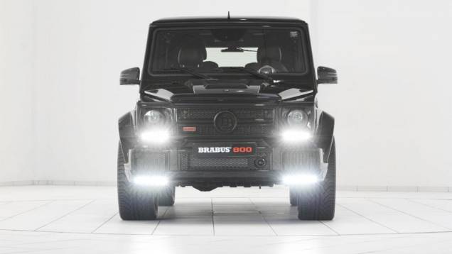 O 800 iBusiness também tem mudanças agressivas no visual externo, como os faróis de xenon | <a href="https://quatrorodas.abril.com.br/noticias/saloes/genebra-2014/brabus-lanca-modelo-produtos-apple-774876.shtml" rel="migration">Leia mais</a>