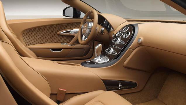 Por dentro, o revestimento em couro tem o tom de conhaque, combinando com os detalhes de acabamento em madeira | <a href="https://quatrorodas.abril.com.br/noticias/saloes/genebra-2014/bugatti-mostra-veyron-grand-sport-vitesse-rembrandt-bugatti-775217.shtml" rel="migration"></a> Por dentro, o revestimento em couro tem o tom de conhaque, combinando com os detalhes de acabamento em madeira | <a href="https://quatrorodas.abril.com.br/noticias/saloes/genebra-2014/bugatti-mostra-veyron-grand-sport-vitesse-rembrandt-bugatti-775217.shtml" rel="migration"></a>