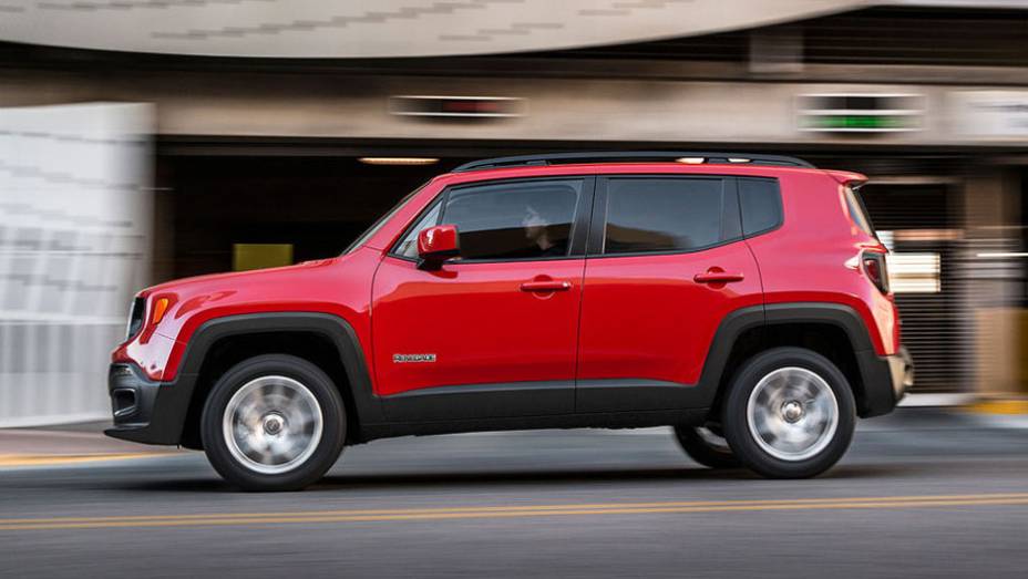 O Renegade, cujo design foi concebido nos Estados Unidos, será produzido na Itália, já como fruto da aquisição da Chrysler por parte da Fiat | <a href="https://quatrorodas.abril.com.br/noticias/saloes/genebra-2014/imagens-jeep-renegade-sao-reveladas-775127" rel="migration"></a>