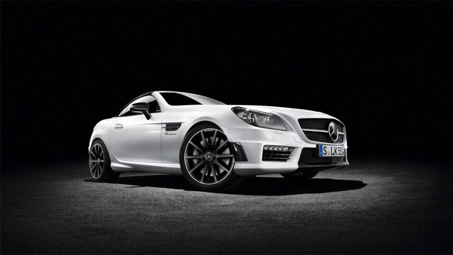 O menor dos dois modelos, o SLK CarbonLOOK, conta com um visual mais musculoso | <a href="https://quatrorodas.abril.com.br/noticias/saloes/genebra-2014/mercedes-benz-leva-edicoes-especiais-sl-slk-genebra-775349.shtml" rel="migration">Leia mais</a>