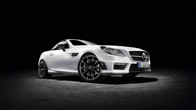 O menor dos dois modelos, o SLK CarbonLOOK, conta com um visual mais musculoso | <a href="https://quatrorodas.abril.com.br/noticias/saloes/genebra-2014/mercedes-benz-leva-edicoes-especiais-sl-slk-genebra-775349.shtml" rel="migration">Leia mais</a> O menor dos dois modelos, o SLK CarbonLOOK, conta com um visual mais musculoso | <a href="https://quatrorodas.abril.com.br/noticias/saloes/genebra-2014/mercedes-benz-leva-edicoes-especiais-sl-slk-genebra-775349.shtml" rel="migration">Leia mais</a>