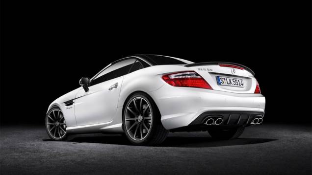 Kit de customização conta com para-choques e saias laterais mais avantajados, rodas de liga leve AMG, entre outras partes exclusivas | <a href="https://quatrorodas.abril.com.br/noticias/saloes/genebra-2014/mercedes-benz-leva-edicoes-especiais-sl-slk-genebr" rel="migration"></a> Kit de customização conta com para-choques e saias laterais mais avantajados, rodas de liga leve AMG, entre outras partes exclusivas | <a href="https://quatrorodas.abril.com.br/noticias/saloes/genebra-2014/mercedes-benz-leva-edicoes-especiais-sl-slk-genebr" rel="migration"></a>