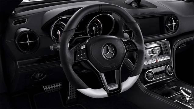 Detalhe do interior | <a href="https://quatrorodas.abril.com.br/noticias/saloes/genebra-2014/mercedes-benz-leva-edicoes-especiais-sl-slk-genebra-775349.shtml" rel="migration">Leia mais</a> Detalhe do interior | <a href="https://quatrorodas.abril.com.br/noticias/saloes/genebra-2014/mercedes-benz-leva-edicoes-especiais-sl-slk-genebra-775349.shtml" rel="migration">Leia mais</a>