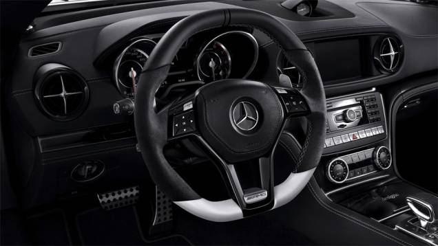 Detalhe do interior | <a href="https://quatrorodas.abril.com.br/noticias/saloes/genebra-2014/mercedes-benz-leva-edicoes-especiais-sl-slk-genebra-775349.shtml" rel="migration">Leia mais</a>