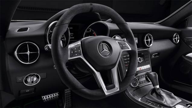 Interior sofisticado | <a href="https://quatrorodas.abril.com.br/noticias/saloes/genebra-2014/mercedes-benz-leva-edicoes-especiais-sl-slk-genebra-775349.shtml" rel="migration">Leia mais</a>