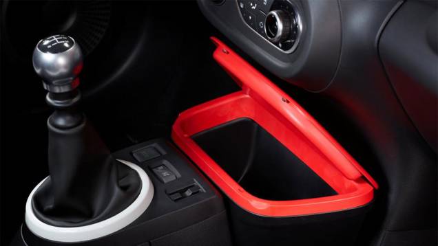 Detalhe da alavanca de câmbio | <a href="https://quatrorodas.abril.com.br/noticias/saloes/genebra-2014/renault-confirma-motorizacao-twingo-775341.shtml" rel="migration">Leia mais</a> Detalhe da alavanca de câmbio | <a href="https://quatrorodas.abril.com.br/noticias/saloes/genebra-2014/renault-confirma-motorizacao-twingo-775341.shtml" rel="migration">Leia mais</a>