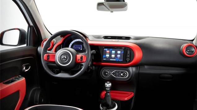 Renault revelou o interior do novo Twingo nesta terça-feira (4) | <a href="https://quatrorodas.abril.com.br/noticias/saloes/genebra-2014/renault-confirma-motorizacao-twingo-775341.shtml" rel="migration">Leia mais</a>