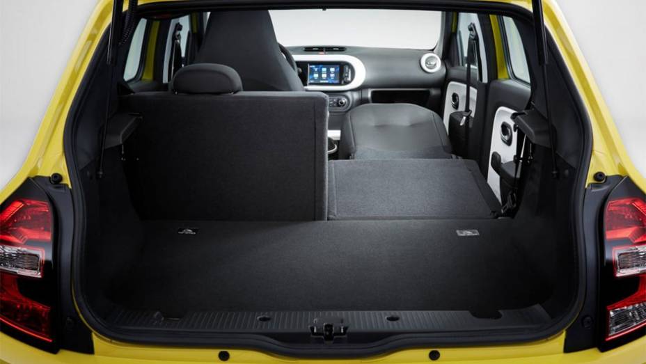 A capacidade do porta-malas do novo Twingo é de 219 litros | <a href="https://quatrorodas.abril.com.br/noticias/saloes/genebra-2014/renault-confirma-motorizacao-twingo-775341.shtml" rel="migration">Leia mais</a>