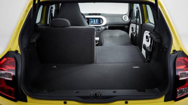 A capacidade do porta-malas do novo Twingo é de 219 litros | <a href="https://quatrorodas.abril.com.br/noticias/saloes/genebra-2014/renault-confirma-motorizacao-twingo-775341.shtml" rel="migration">Leia mais</a> A capacidade do porta-malas do novo Twingo é de 219 litros | <a href="https://quatrorodas.abril.com.br/noticias/saloes/genebra-2014/renault-confirma-motorizacao-twingo-775341.shtml" rel="migration">Leia mais</a>