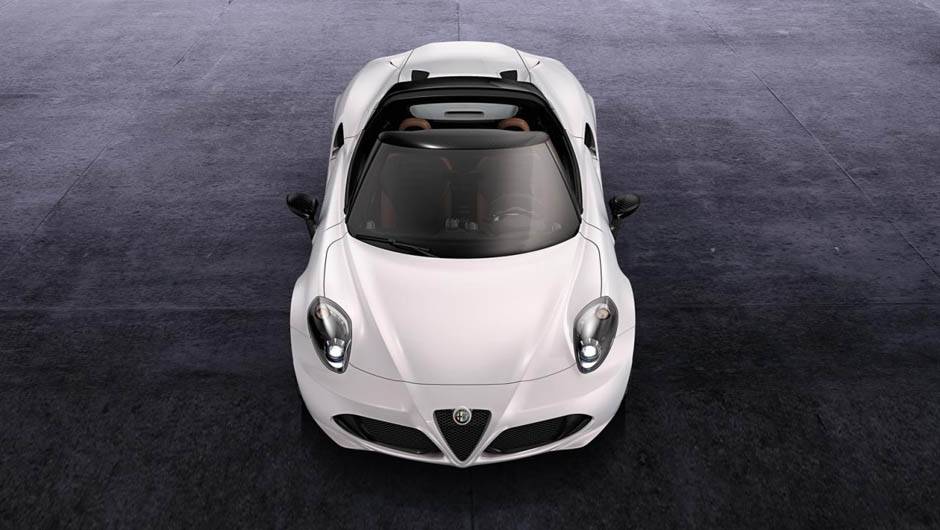O motor do modelo &eacute; o mesmo do coup&eacute;: 1.75 turbo de quatro cilindros, oferecendo 240 cavalos de pot&ecirc;ncia e 35,7 kgfm de torque | <a href="https://quatrorodas.abril.com.br/noticias/saloes/genebra-2014/alfa-romeo-apresenta-4c-spider-concept-775233.shtml" rel="migration">Lei</a>