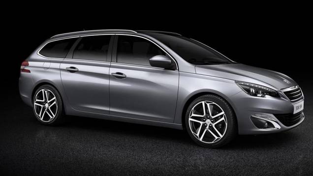 O modelo segue a linguagem de design do renovado 308 hatch | <a href="https://quatrorodas.abril.com.br/noticias/saloes/genebra-2014/peugeot-divulga-imagens-nova-perua-308-sw-766315.shtml" rel="migration">Leia mais</a>