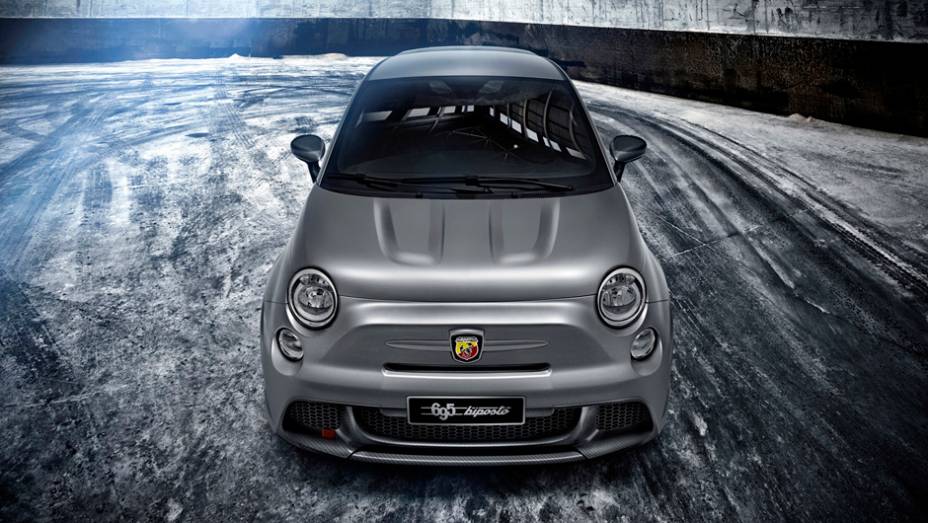 O carrinho é equipado com motor 1.4 turbo, o mesmo do 500 Abarth. No entanto, o bloco foi reconfigurado para entregar 30 cavalos de potência a mais | <a href="https://quatrorodas.abril.com.br/noticias/saloes/genebra-2014/abarth-apresenta-695-biposto-775354" rel="migration"></a>