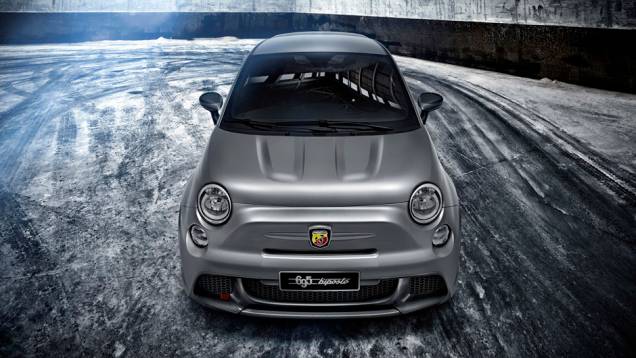 O carrinho é equipado com motor 1.4 turbo, o mesmo do 500 Abarth. No entanto, o bloco foi reconfigurado para entregar 30 cavalos de potência a mais | <a href="https://quatrorodas.abril.com.br/noticias/saloes/genebra-2014/abarth-apresenta-695-biposto-775354" rel="migration"></a>