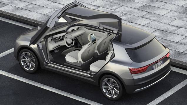 O modelo utiliza a plataforma MQB do Grupo Volkswagen e tem como característica mais marcante as portas traseiras no formato "asa de gaivota"... | <a href="https://quatrorodas.abril.com.br/noticias/saloes/genebra-2014/italdesign-giugiaro-apresenta-clipper-" rel="migration"></a>