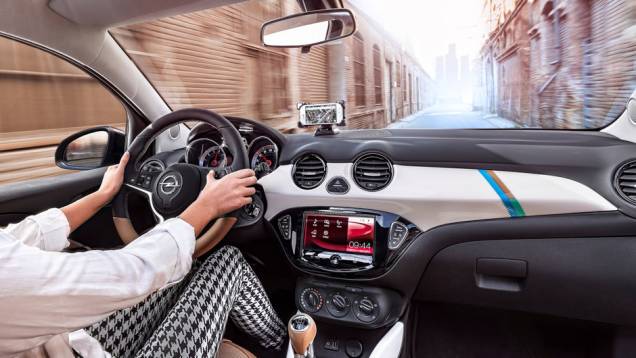 Ele oferece 115 cavalos de potência e está atrelado a um câmbio manual de seis marchas | <a href="https://quatrorodas.abril.com.br/noticias/saloes/genebra-2014/opel-confirma-adam-rocks-genebra-774071.shtml" rel="migration">Leia mais</a> Ele oferece 115 cavalos de potência e está atrelado a um câmbio manual de seis marchas | <a href="https://quatrorodas.abril.com.br/noticias/saloes/genebra-2014/opel-confirma-adam-rocks-genebra-774071.shtml" rel="migration">Leia mais</a>