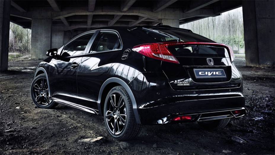 Modelo começará a ser vendido em maio na Europa | <a href="https://quatrorodas.abril.com.br/noticias/saloes/genebra-2014/honda-mostra-new-civic-black-edition-genebra-775637.shtml" rel="migration">Leia mais</a>