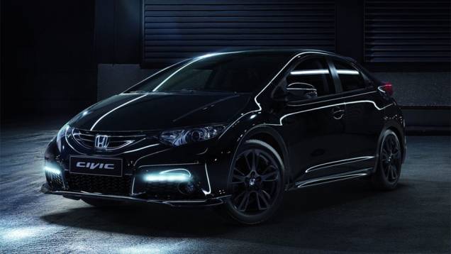 Esta versão do carro conta com para-choques, saias laterais e spoiler traseiro na cor preto brilhante, junto com o logotipo Civic Black Edition em alumínio | <a href="https://quatrorodas.abril.com.br/noticias/saloes/genebra-2014/honda-mostra-new-civic-blac" rel="migration"></a>