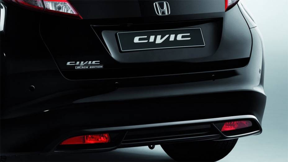 Detalhe da traseira | <a href="https://quatrorodas.abril.com.br/noticias/saloes/genebra-2014/honda-mostra-new-civic-black-edition-genebra-775637.shtml" rel="migration">Leia mais</a>