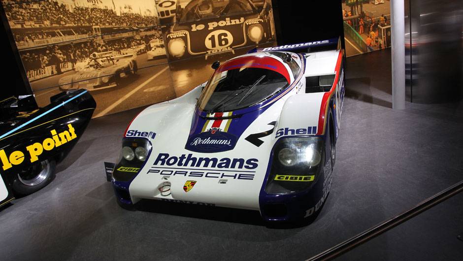 Porsche 956 (1982) | <a href="https://quatrorodas.abril.com.br/noticias/saloes/genebra-2014/salao-genebra-exibe-bolidos-le-mans-775992.shtml" rel="migration">Leia mais</a> | <a href="https://quatrorodas.abril.com.br/noticias/saloes/genebra-2014/" rel="migration">Confira tudo sobre o Sal&atilde;o</a>