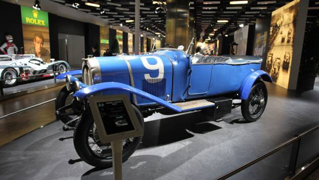 Chenard & Walcker Sport (1923) | <a href="https://quatrorodas.abril.com.br/noticias/saloes/genebra-2014/salao-genebra-exibe-bolidos-le-mans-775992.shtml" rel="migration">Leia mais</a> | <a href="https://quatrorodas.abril.com.br/noticias/saloes/genebra-2014/" rel="migration">Confira tudo s</a>