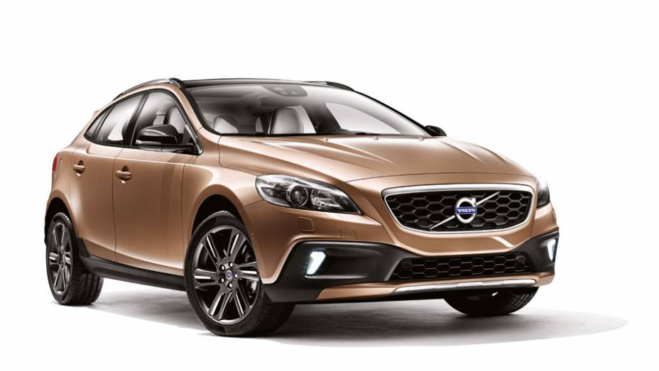 A versão aventureira do hatch V40, conhecida como Cross Country, desembarca no Brasil | <a href="https://quatrorodas.abril.com.br/noticias/fabricantes/volvo-v40-cross-country-chega-ao-brasil-777066.shtml" rel="migration">Leia mais</a>